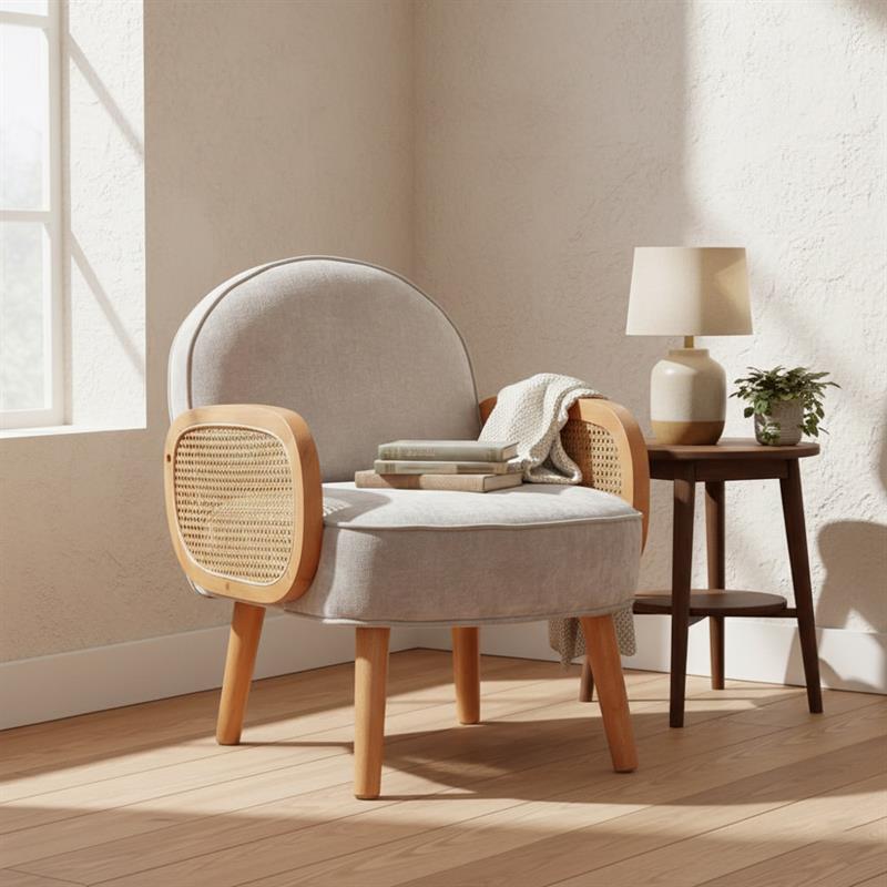 Poltroncina grigio chiaro in polipropilene e legno senta Doris