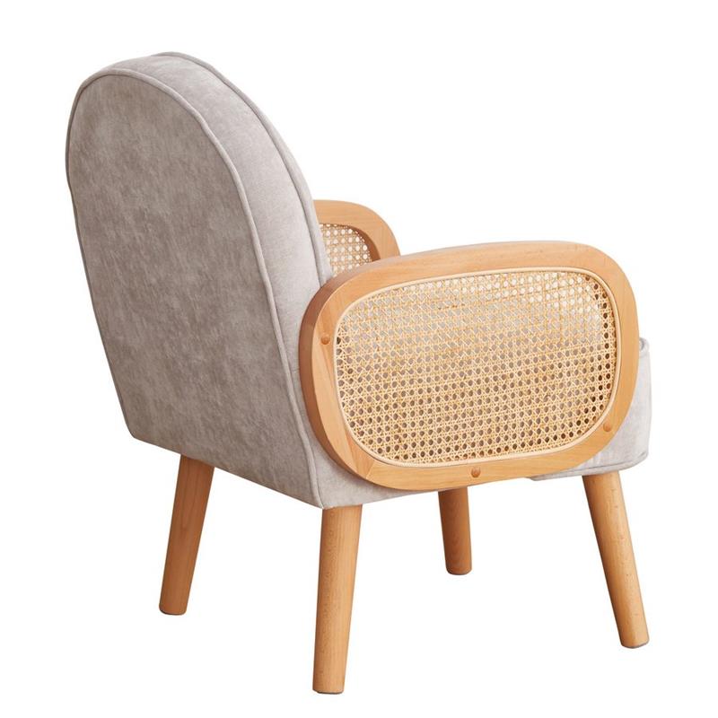 Poltroncina grigio chiaro in polipropilene e legno senta Doris